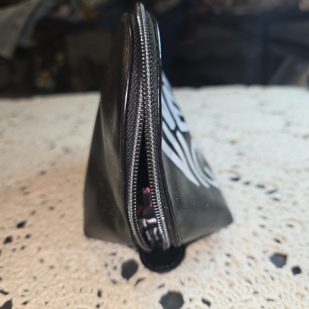 Victoria's Secret Black Heart Shaped Love Xoxo Makeup Bag Zipper Bag NWOT - Picture 3 of 8
